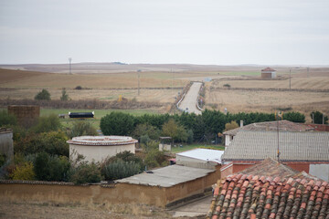 Tejados de Ledigos y camino hacia el horizonte