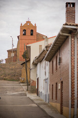 Calle empedrada de Ledigos con la iglesia al fondo
