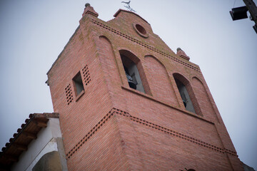 Torre de la iglesia de Ledigos vista en contrapicado
